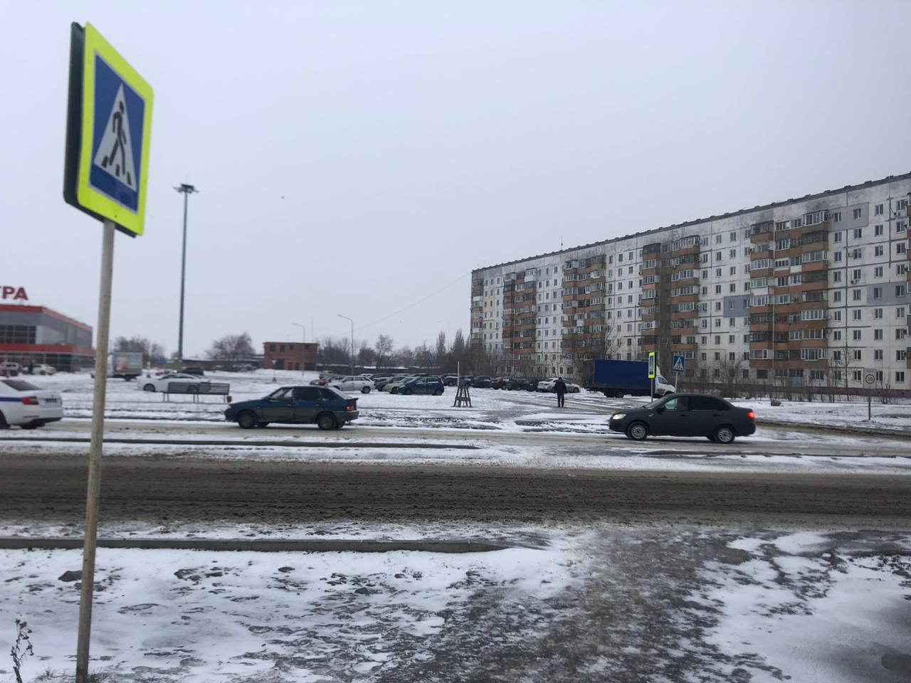 В Саратове отечественная легковушка врезалась в дерево и перевернулась, в  Энгельсе иномарка сбила пенсионерку — ИА «Версия-Саратов»