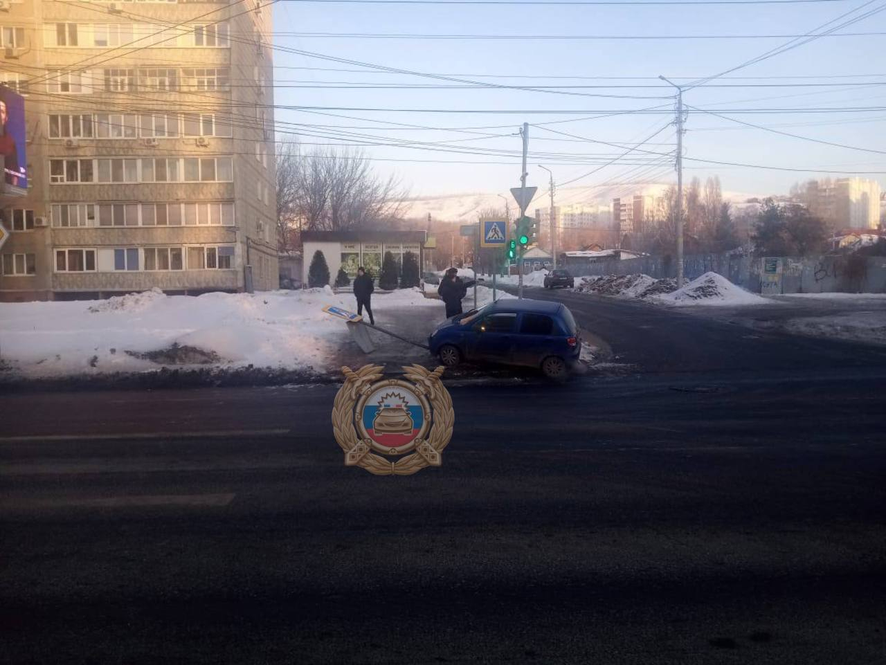 На Большой Садовой иномарка врезалась в дорожный знак, который упал на  маленькую девочку — ИА «Версия-Саратов»