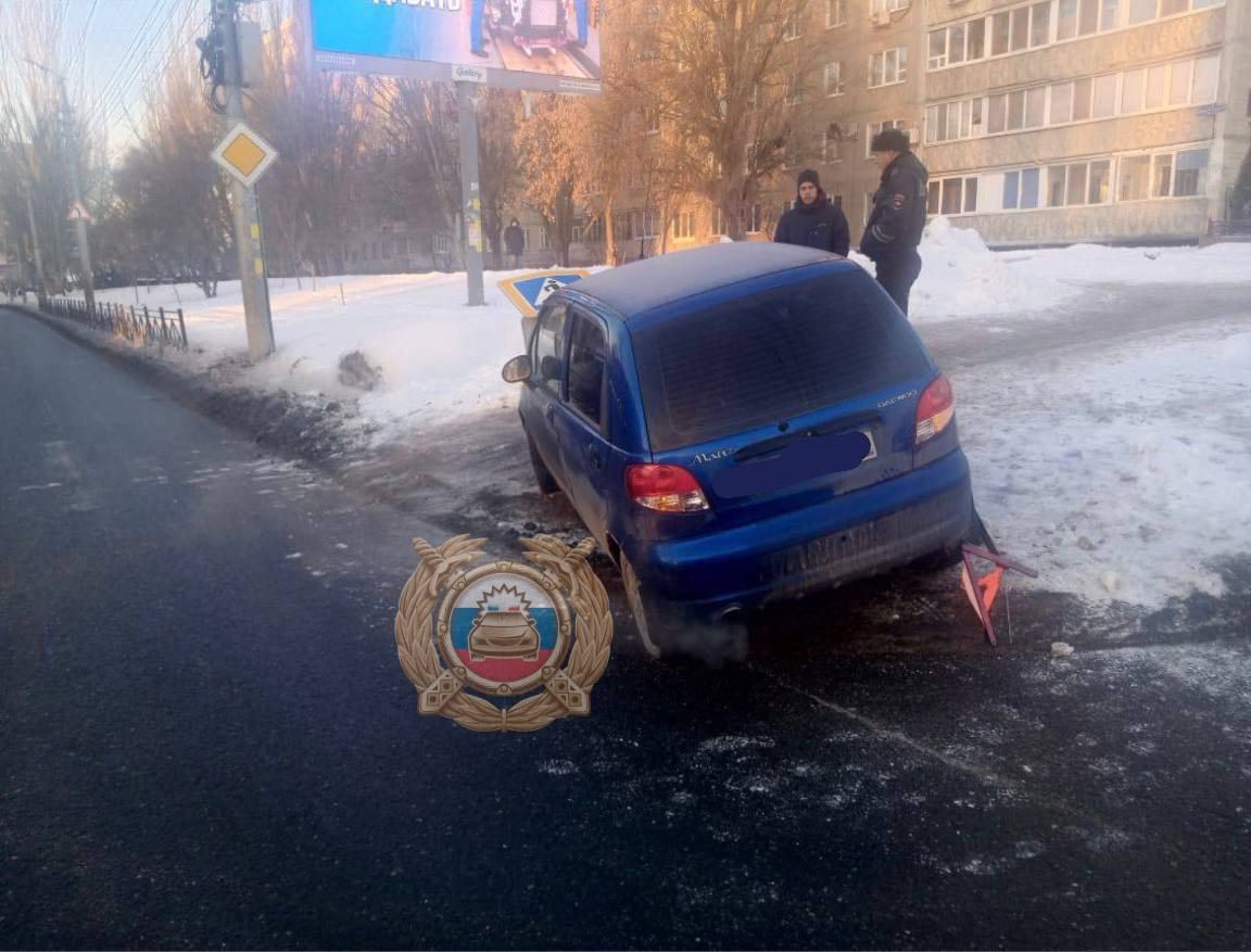 На Большой Садовой иномарка врезалась в дорожный знак, который упал на  маленькую девочку — ИА «Версия-Саратов»