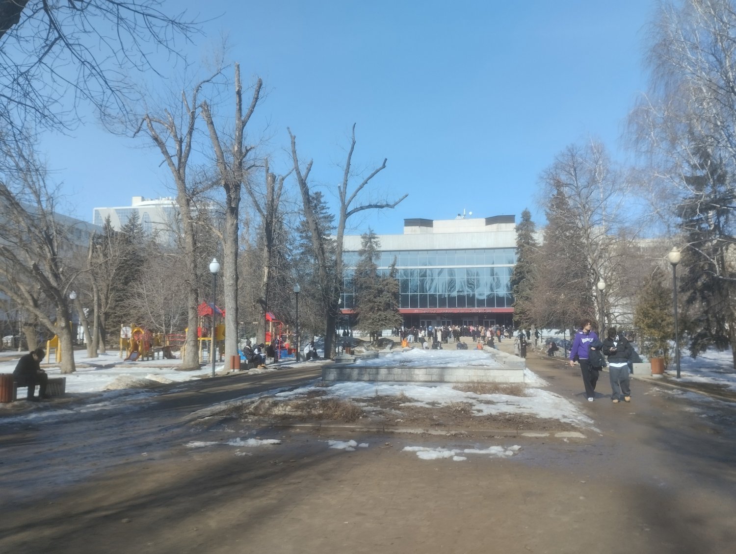 В Саратове сотни подростков не попали на встречу с Мизулиной: у входа в  театр собралась толпа — ИА «Версия-Саратов»