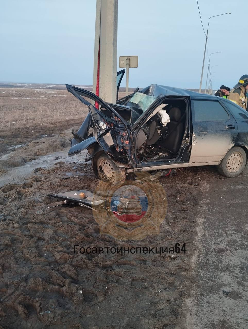 Молодой водитель попал в больницу после того, как въехал в столб на  отечественной легковушке у Дубков — ИА «Версия-Саратов»