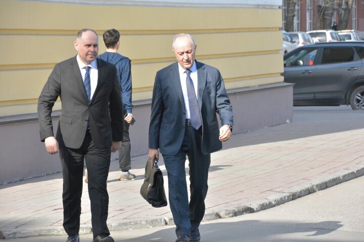 Сенатор Валерий Радаев (справа)