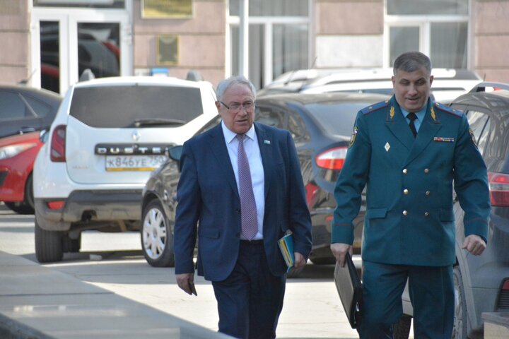 Председатель Саратовской городской думы Сергей Овсянников (слева)