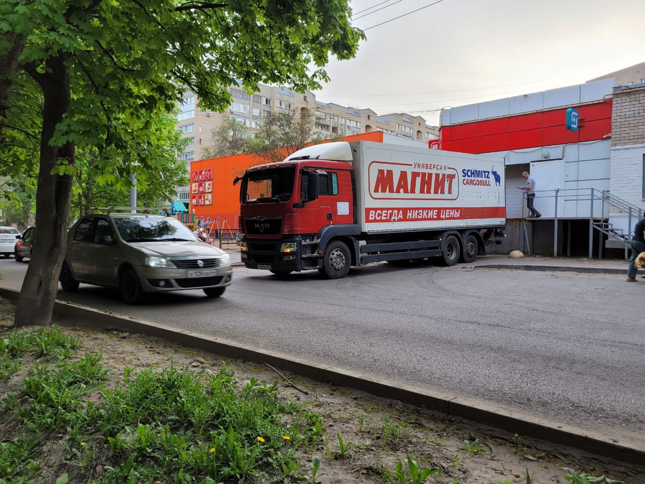 В Саратове горожанам приходится обходить грузовик сети «Магнит», рискуя  жизнью — ИА «Версия-Саратов»