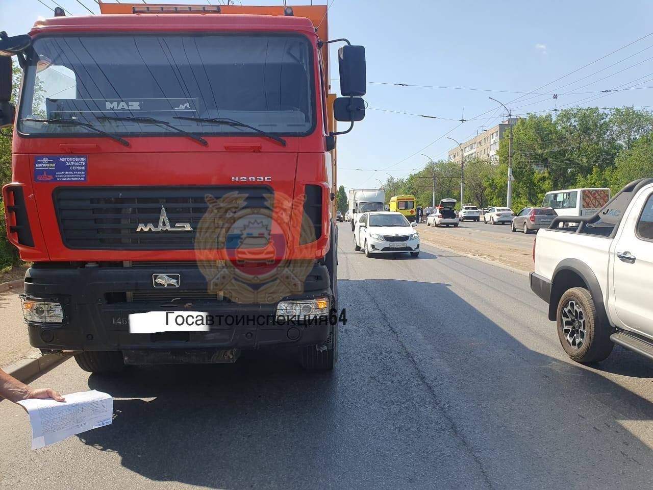 Двое мужчин пострадали в столкновении фуры и иномарки на проспекте  Энтузиастов — ИА «Версия-Саратов»