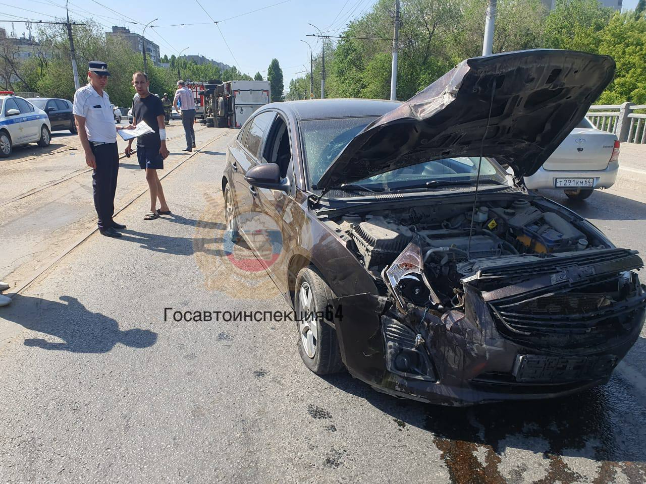 Двое мужчин пострадали в столкновении фуры и иномарки на проспекте  Энтузиастов — ИА «Версия-Саратов»