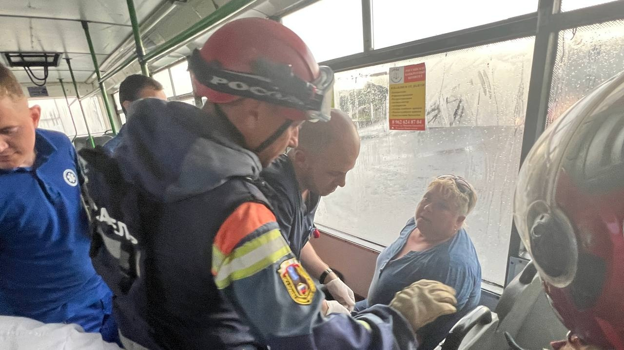 Во время непогоды на Славянской площади ударило током водителя троллейбуса  | 13.06.2024 | Саратов - БезФормата