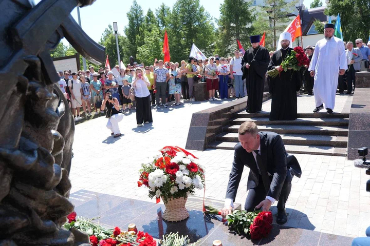 Губернатор Саратовской области Роман Бусаргин возлагает цветы к мемориалу 