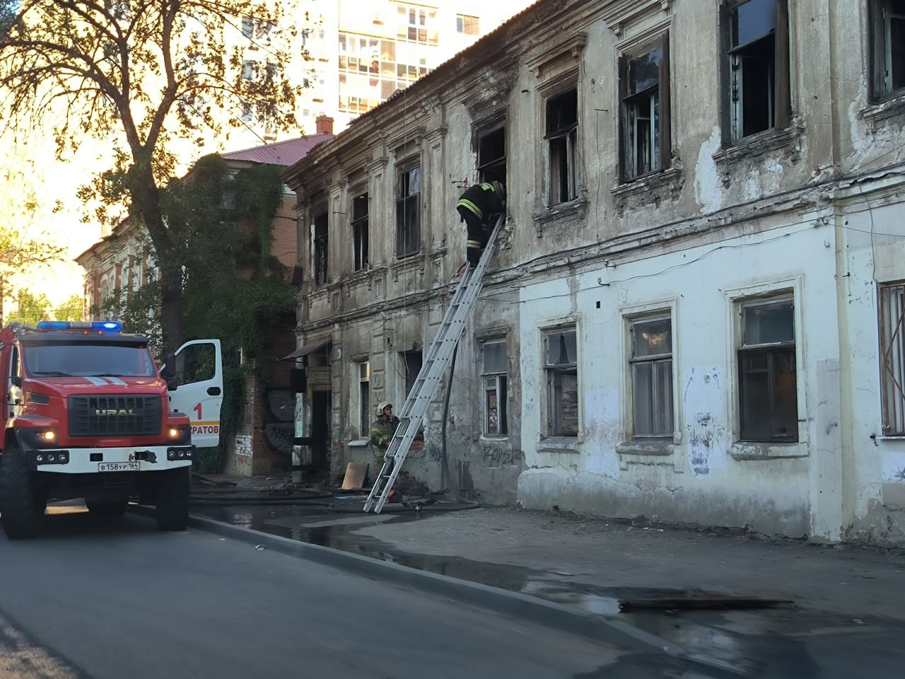 Разрушение старинных домов в Саратове продолжается: один загорелся, а  другой лишился чугунного балкона — ИА «Версия-Саратов»