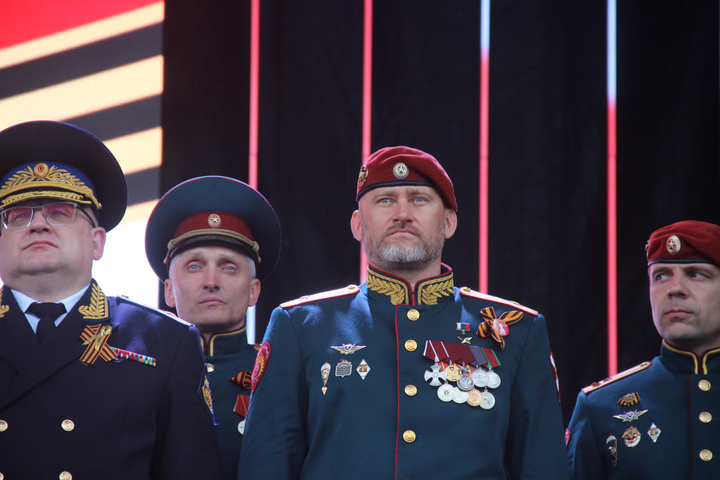 В центре Герой России Александр Белоглазов 