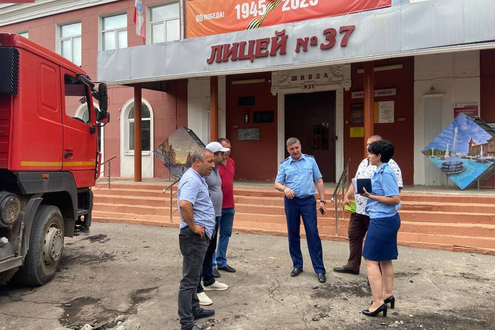 Прокурор Саратовской области Сергей Филипенко в ходе проверки / © прокуратура Саратовской области