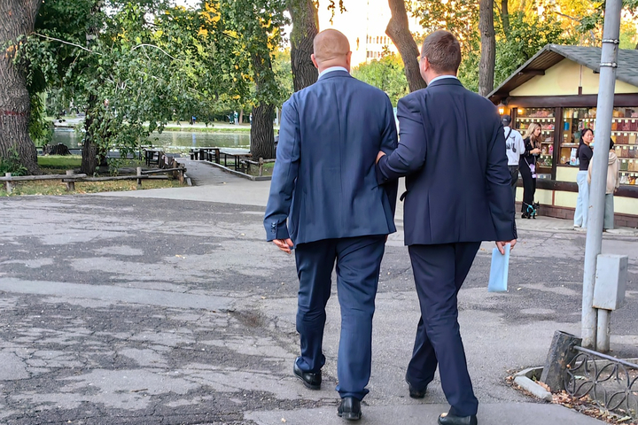 Чубуков и Серебряков прогуливаются по парку