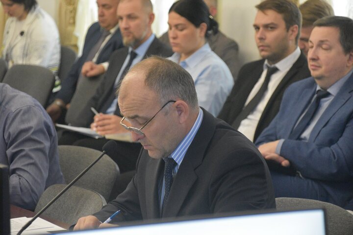 и.о. председателя комитета дорожного хозяйства и благоустройства администрации Саратова Джавит Мустафин (на переднем плане)