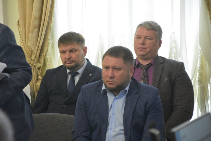 директор МБУ Служба благоустройства города Егор Лагутин (в центре)