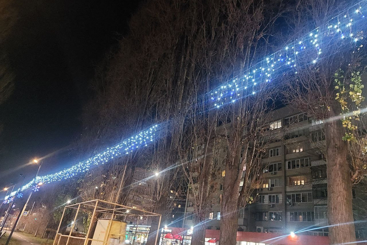 Лысая гирлянда на Рахова / © ИА «Версия-Саратов»