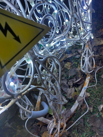 ржавая фигура в пешеходной зоне на Рахова / © ИА «Версия-Саратов»