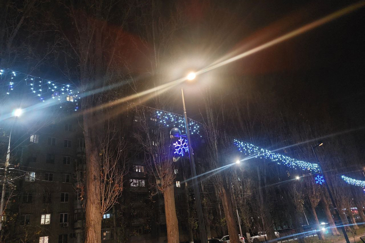 Лысая гирлянда на Рахова / © ИА «Версия-Саратов»