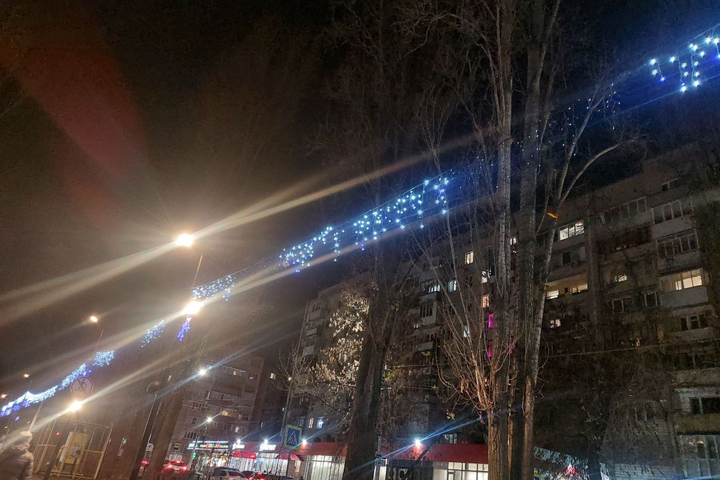 Лысая гирлянда на Рахова / © ИА «Версия-Саратов»