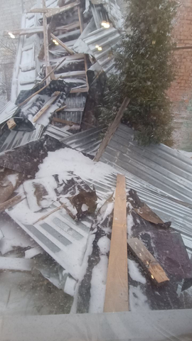 Соседская крыша во дворе / фото из чата мэрии Саратова