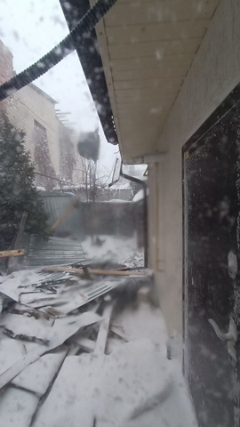 Соседская крыша во дворе / фото из чата мэрии Саратова