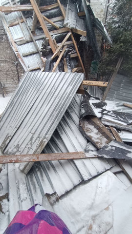 Соседская крыша во дворе / фото из чата мэрии Саратова