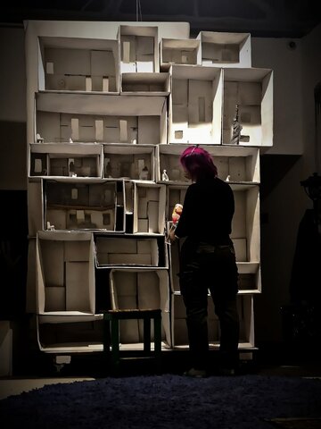 Ия Воробъёва работает с декорацией