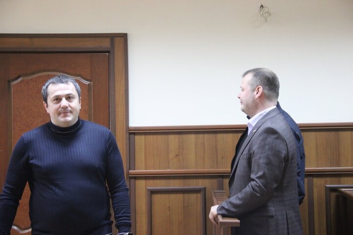 адвокат Грант Цатурян (слева)