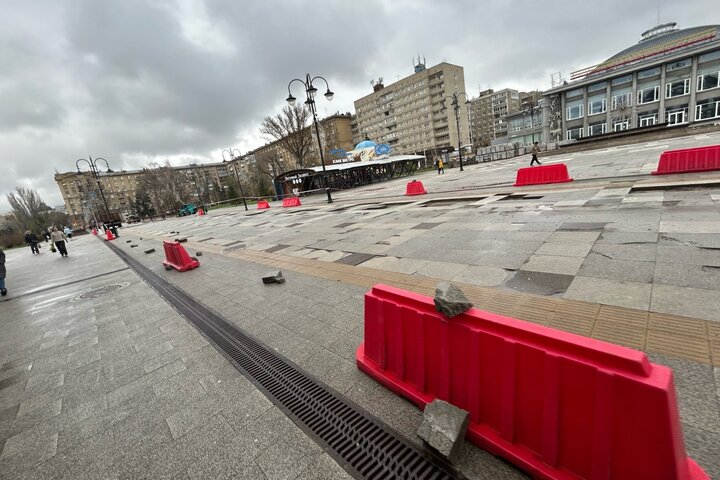 Замена плитки на площади Кирова, 14 апреля 2026 года / &copy; ИА Версия-Саратов