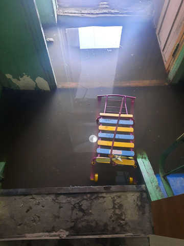 Подъезд дома на Полтавской / &copy; Фото из Telegram-чата администрации Энгельсского района