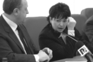 Скотина за ними  не поспевает