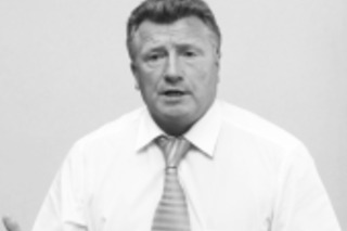 Обладает благами и хочет еще