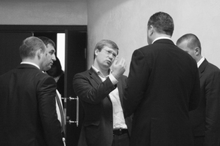 Снять  и передвинуть