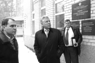 И догрызают