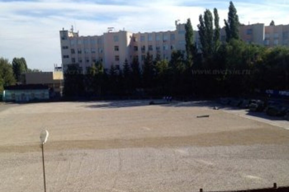 Футбольное поле на стадионе технического университета закатали щебенкой