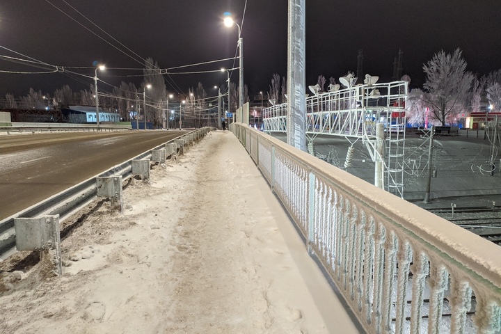 «Хоть бы ступеньки почистили за неделю»: горожанин рассказал про Трофимовский мост, заваленный снегом
