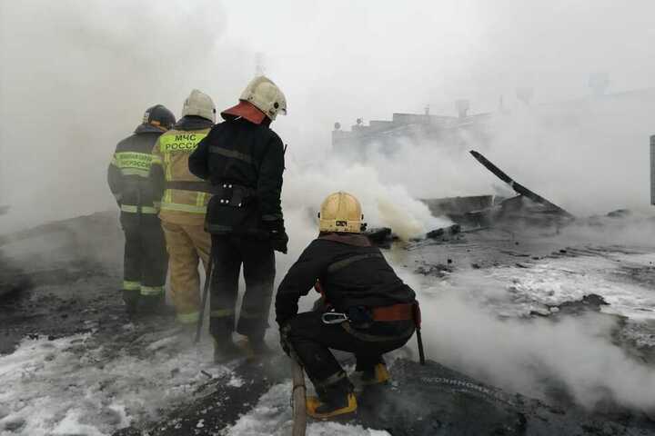 Крупный пожар на станции техобслуживания в Саратове: с огнем борются почти сто человек