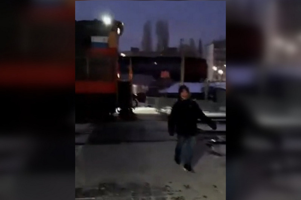 «Давай, до конца стой»: саратовцы запечатлели, как ребенок в последний момент отошел с пути поезда в Ленинском районе