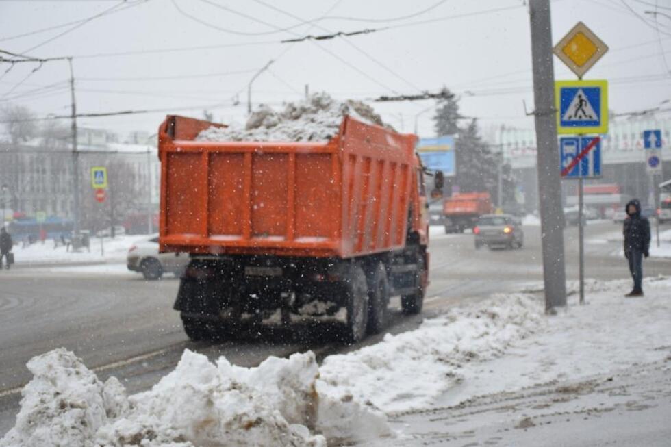 Чиновники пообещали очистить Саратов от снега к понедельнику