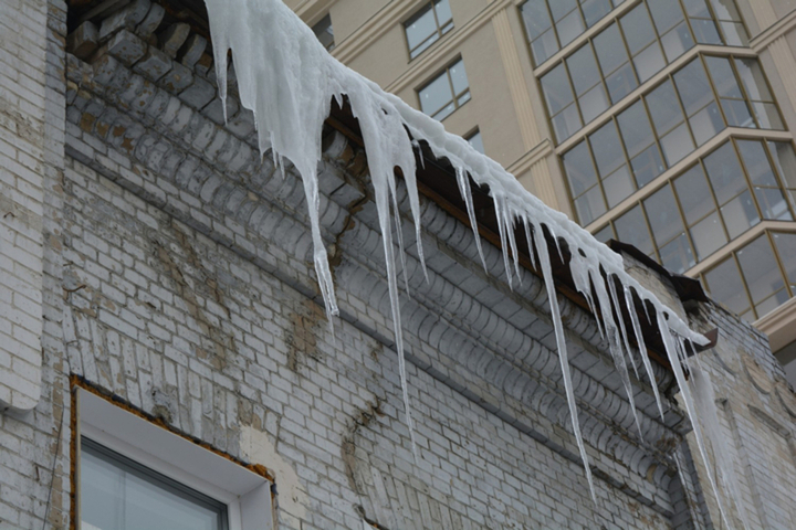Саратовец попал в больницу из-за падения глыбы льда с крыши дома