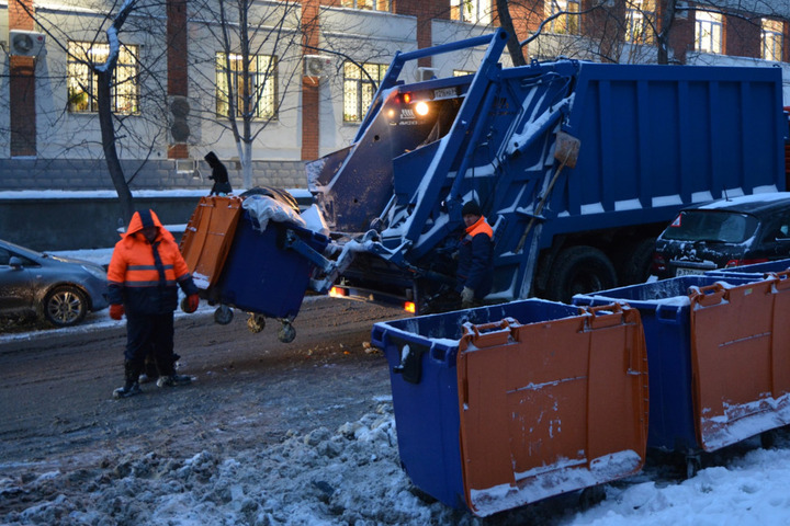 Жители Татищевского района пожаловались спикеру Госдумы Володину на вывоз мусора. Чиновники объяснили, когда поставят в селе контейнеры