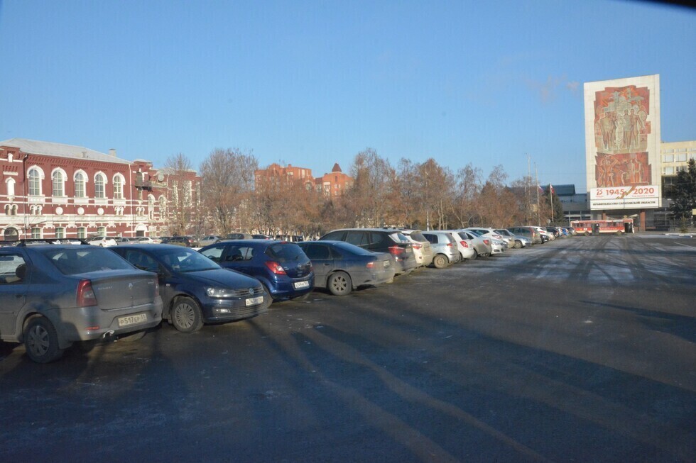 Сотрудники ГИБДД оштрафовали 11 водителей, превративших главную площадь города в парковку