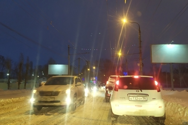 Снегопад в Саратове. Жители вынуждены стоять в девятибалльных пробках, мэр Михаил Исаев сделал заявление