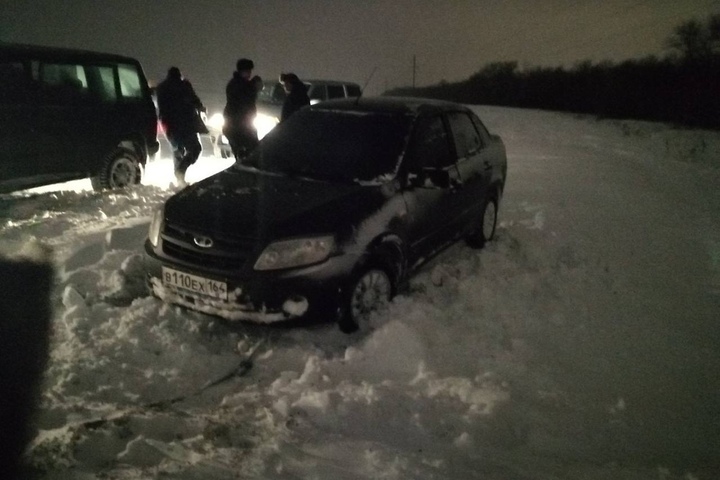 Спасатели помогли трем замерзшим мужчинам, автомобиль которых застрял на заснеженной трассе