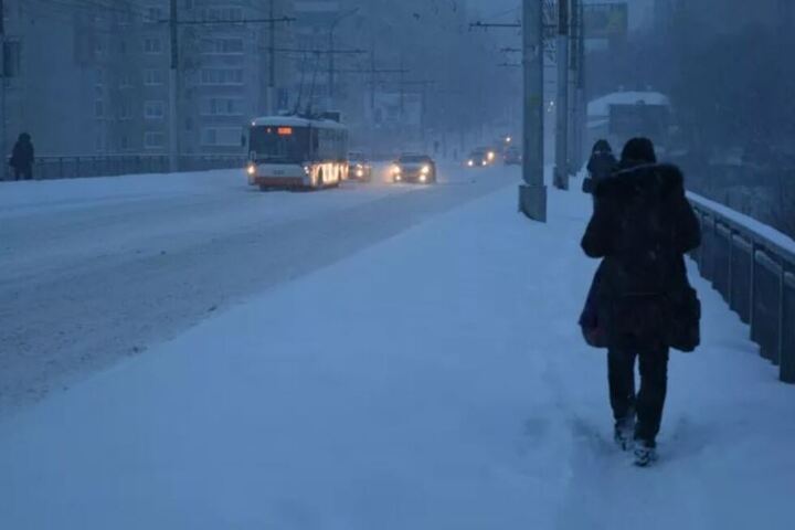 Горожане могут пожаловаться на плохую уборку снега и на работу общественного транспорта по телефонам «горячих линий»: номера