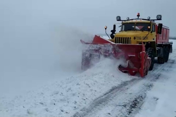 Снегопад. Расчищать дороги региона начал мобильный отряд тяжелой техники облспаса (фото, видео)