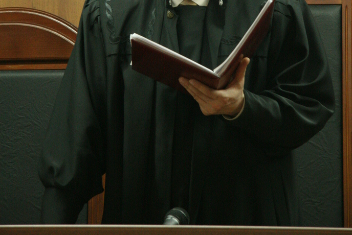 «Благотворитель и глубоко верующий человек»: саратовский судья, обвиняемый в крупном мошенничестве, попытался обжаловать заключение под домашний арест