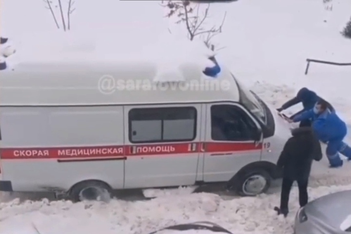 В Саратове фельдшер и двое мужчин выталкивали «скорую», застрявшую в снегу: пользователи соцсети обрушились на чиновников с критикой