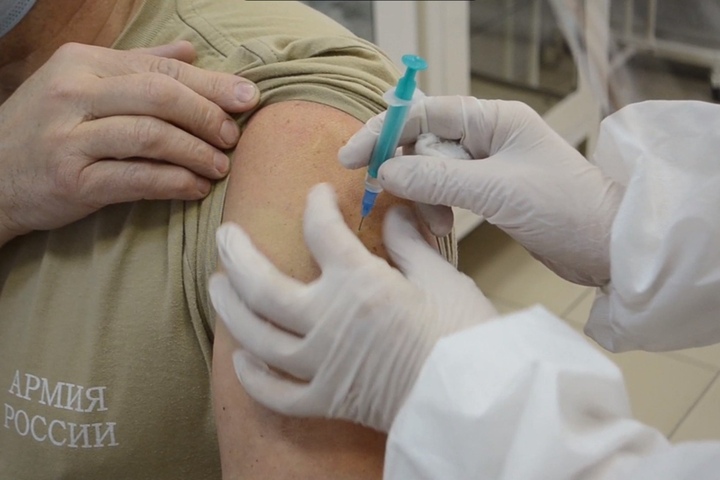 Военным из Вольска самым первым в Поволжье вкололи первую дозу вакцины «Спутник-V» (видео)