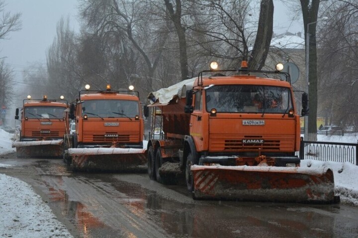 Чиновники рассказали, сколько получают те, кто сейчас чистит дороги от снега, и предложили горожанам занять 219 вакантных мест