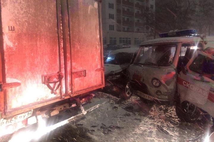 Водитель и пассажир «скорой помощи» госпитализированы после ДТП с грузовой «ГАЗелью» и иномаркой